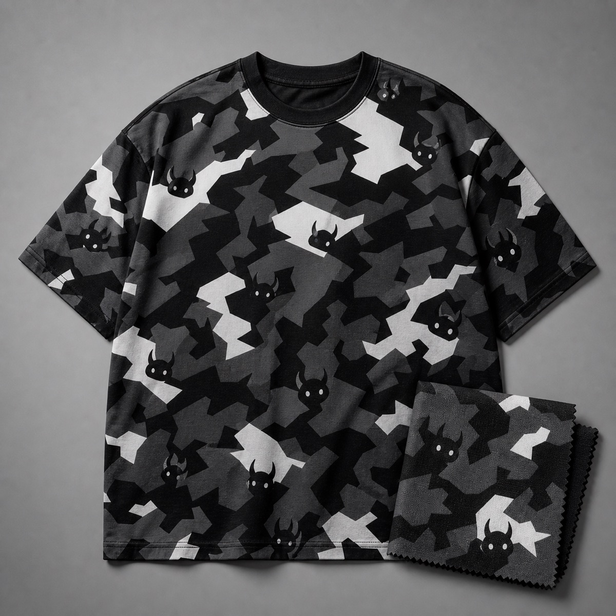 キャラクターを溶け込ませた白黒カモフラージュ総柄Tシャツの再現イメージ